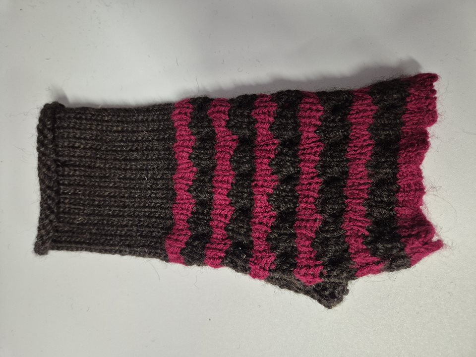 Alpaca fingerless gloves red-black suri