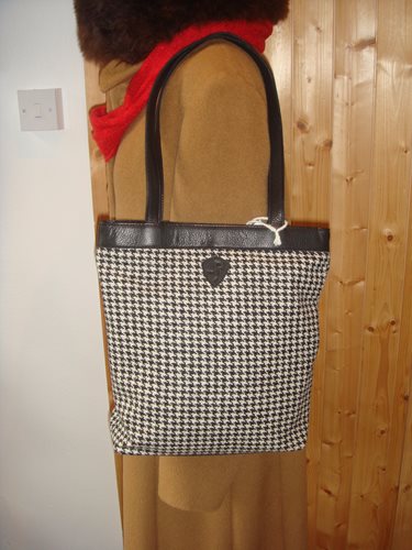 Alpaca handbag in black and white dog tooth with b